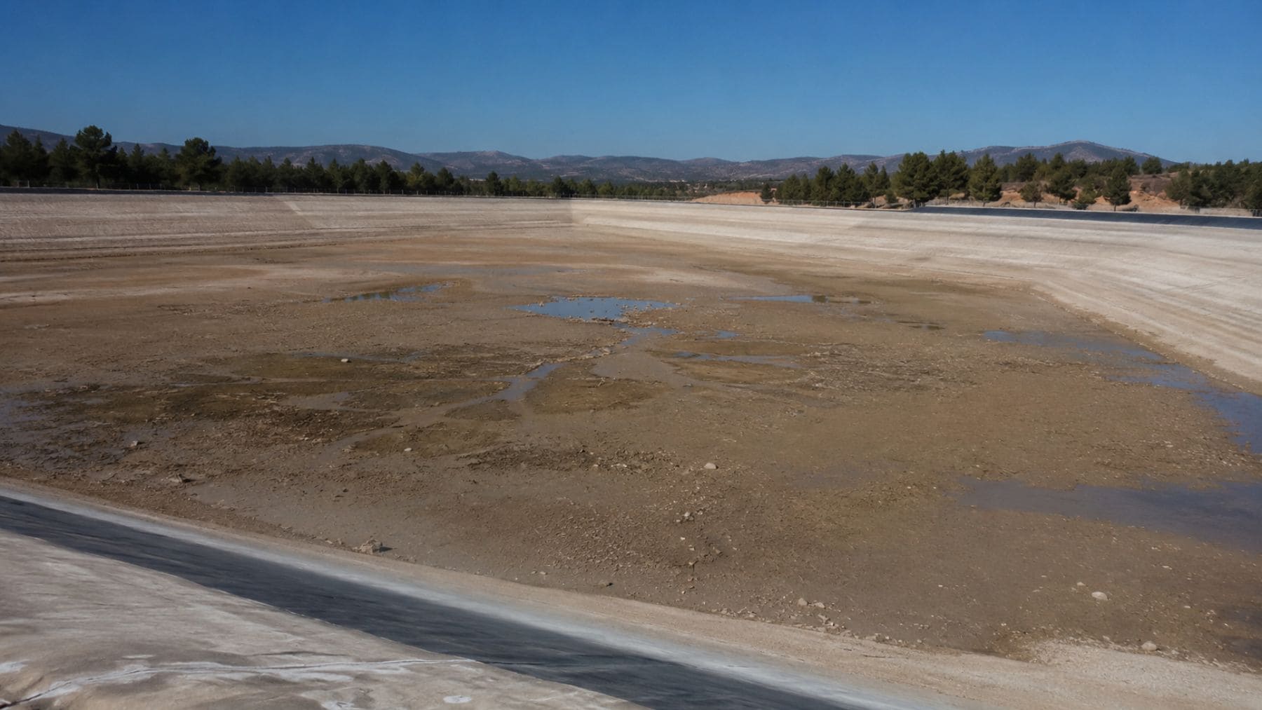 Embalse de San Diego en Villena con filtraciones que impiden regular el trasvase Júcar-Vinalopó.