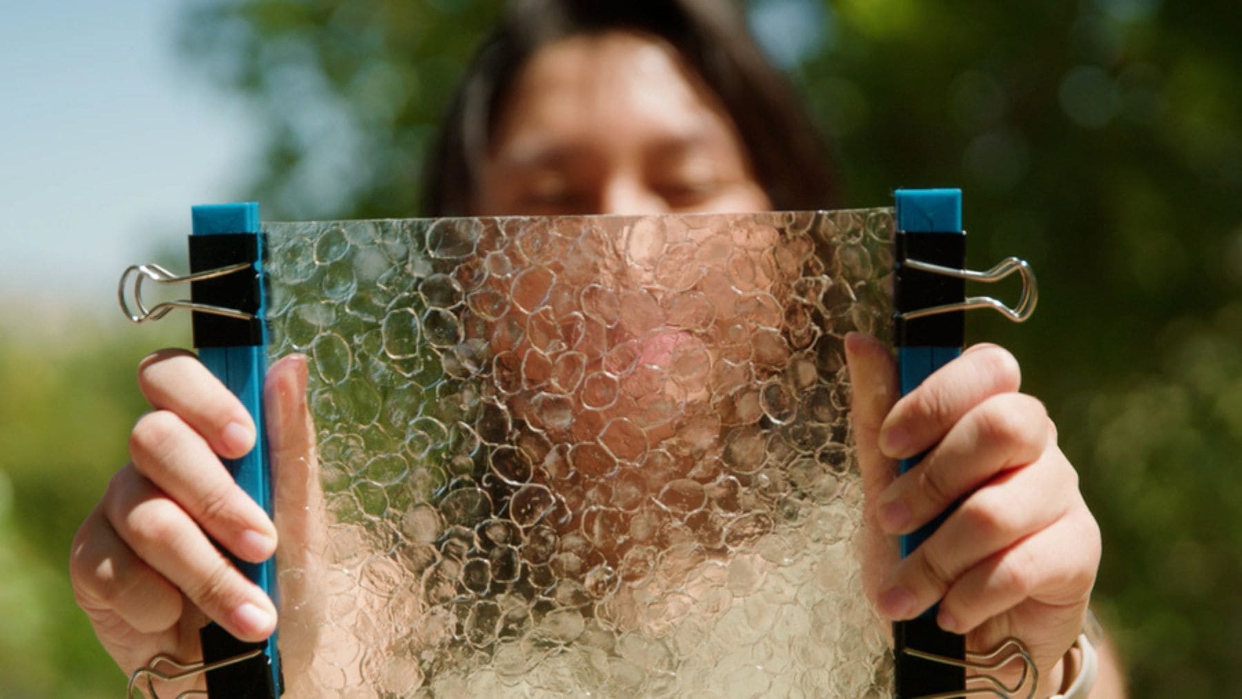 Jacqueline Prawira sostiene una lámina biodegradable fabricada a partir de escamas de pescado como alternativa al plástico.