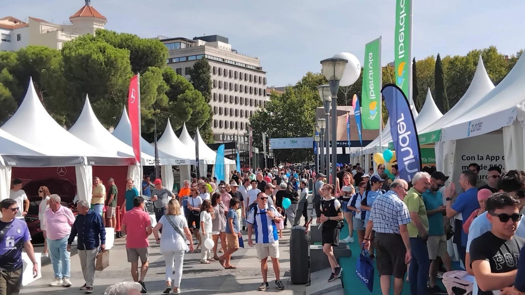 Visitantes recorren la Feria VEM 2026 de vehículos eléctricos en Madrid Río durante la undécima edición del evento.
