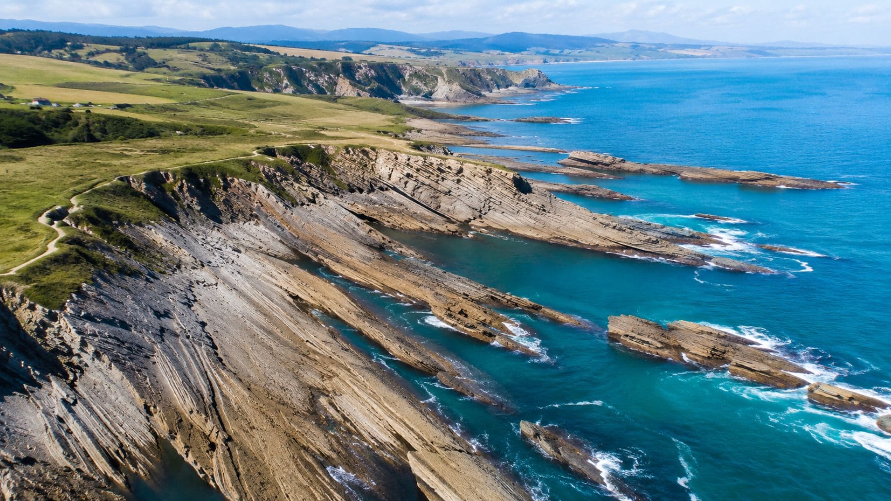Vista aérea de Costa Quebrada, el nuevo Geoparque Mundial de la UNESCO en Cantabria, con sus característicos acantilados y formaciones rocosas.