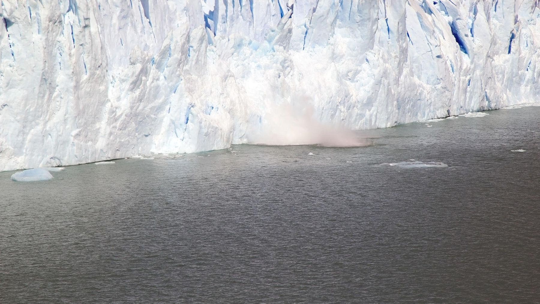 Desprendimiento de hielo en el glaciar Perito Moreno durante el estudio que detectó más de 1.200 fracturas en 45 días
