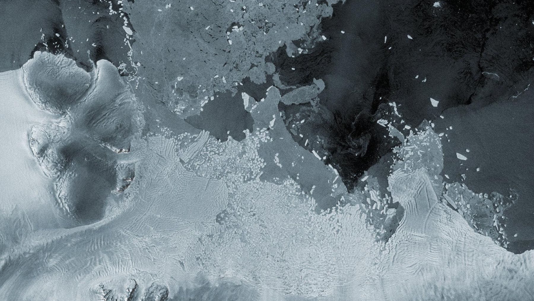 Vista satelital del glaciar Thwaites en la Antártida Occidental con grietas y fragmentación de la plataforma de hielo