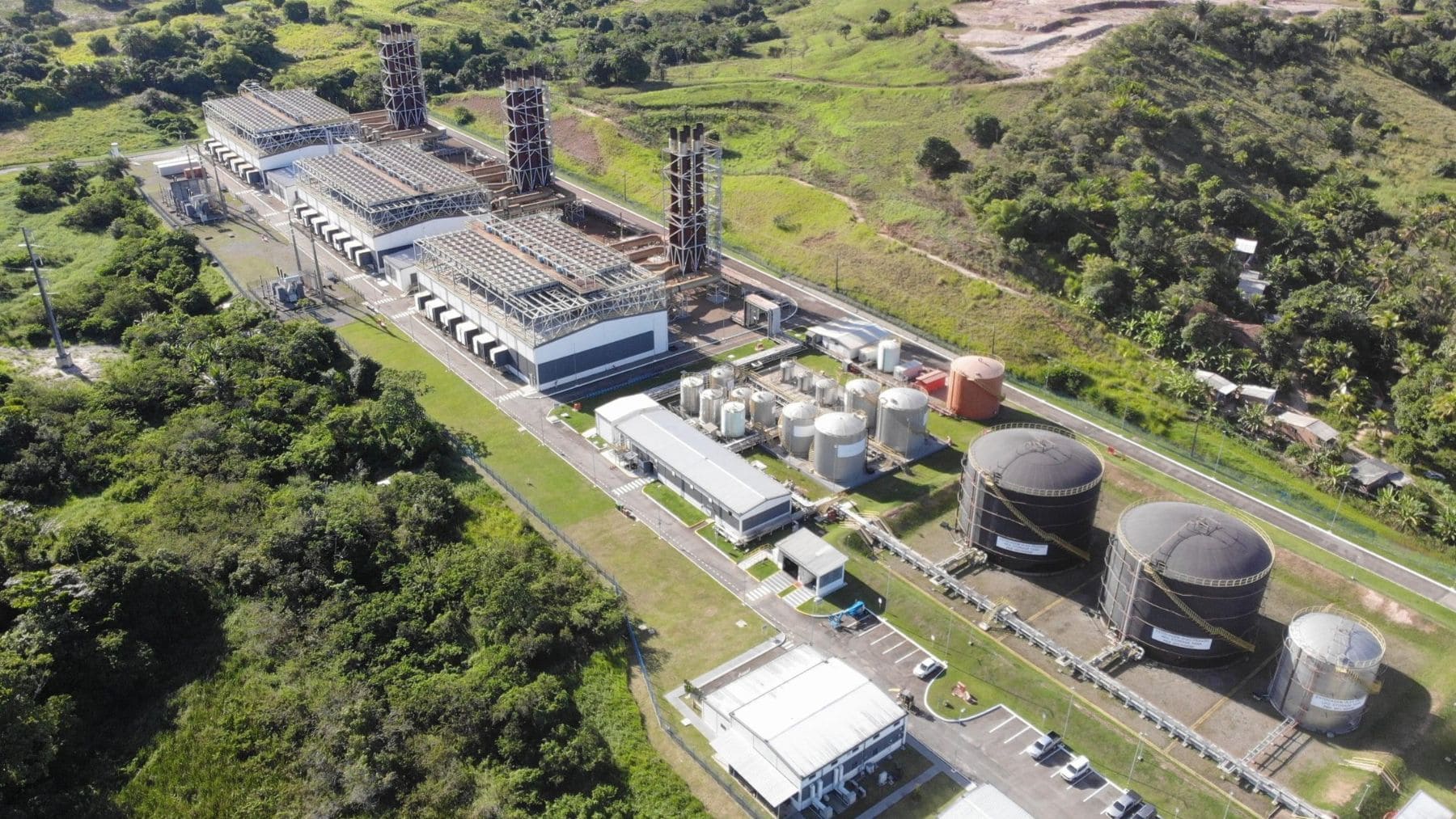 Vista aérea de la central termoeléctrica Suape II en Brasil donde se prueba el primer motor del mundo alimentado con etanol
