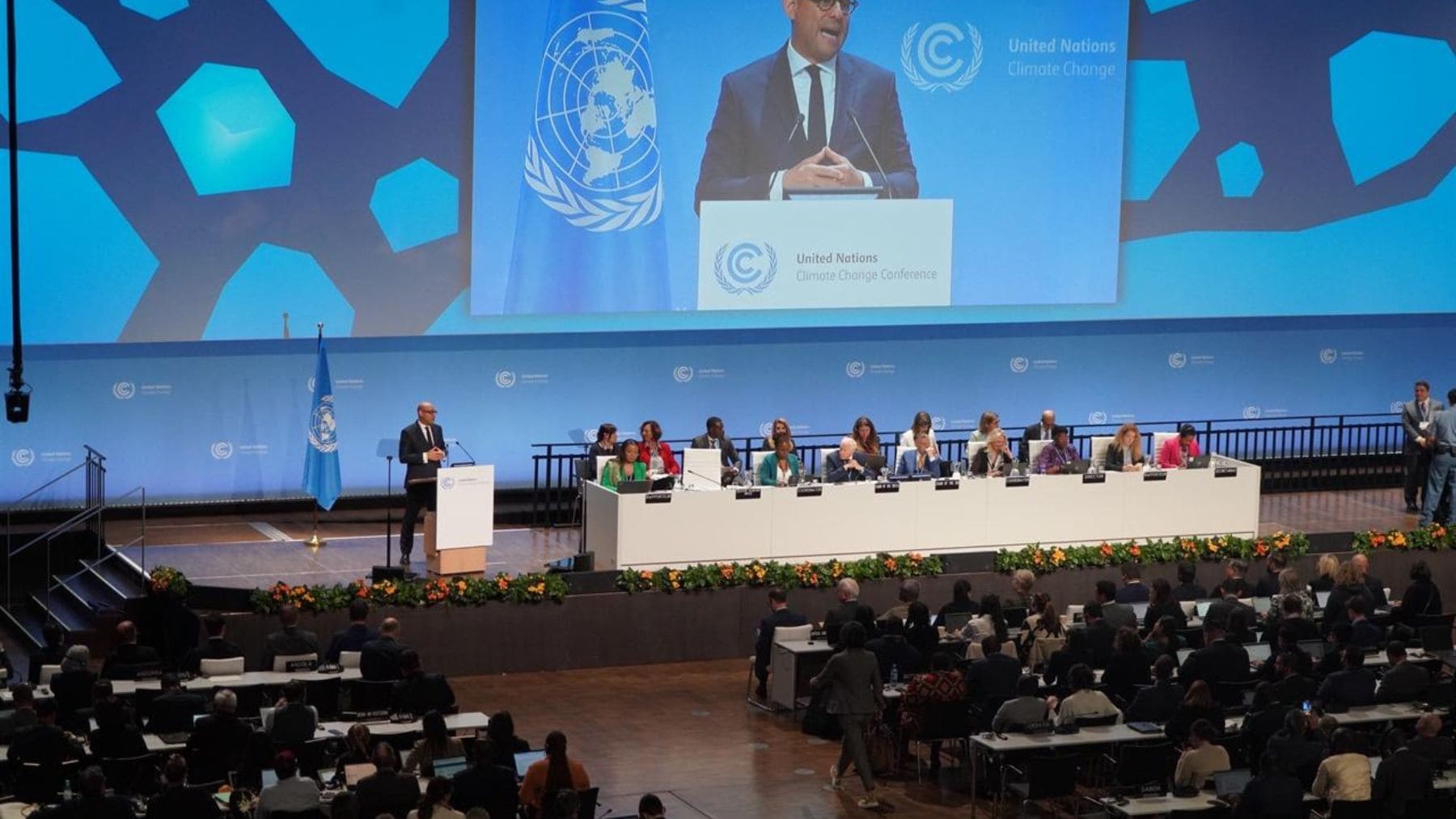 Simon Stiell interviene durante la conferencia de la ONU sobre cambio climático en las negociaciones de Bonn antes de la COP31.