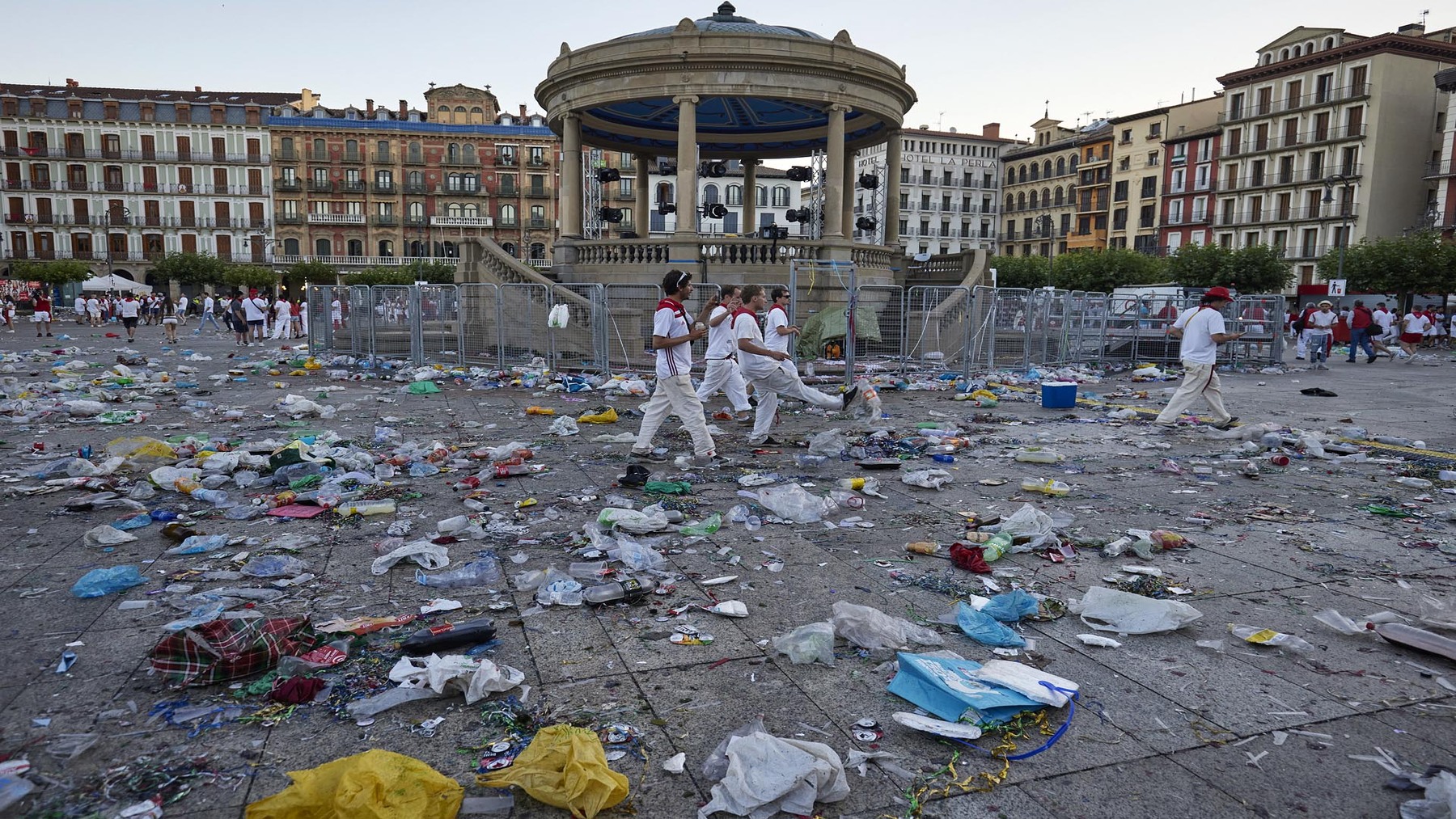 recogida de residuos en Sanfermines en el Casco Antiguo de Pamplona