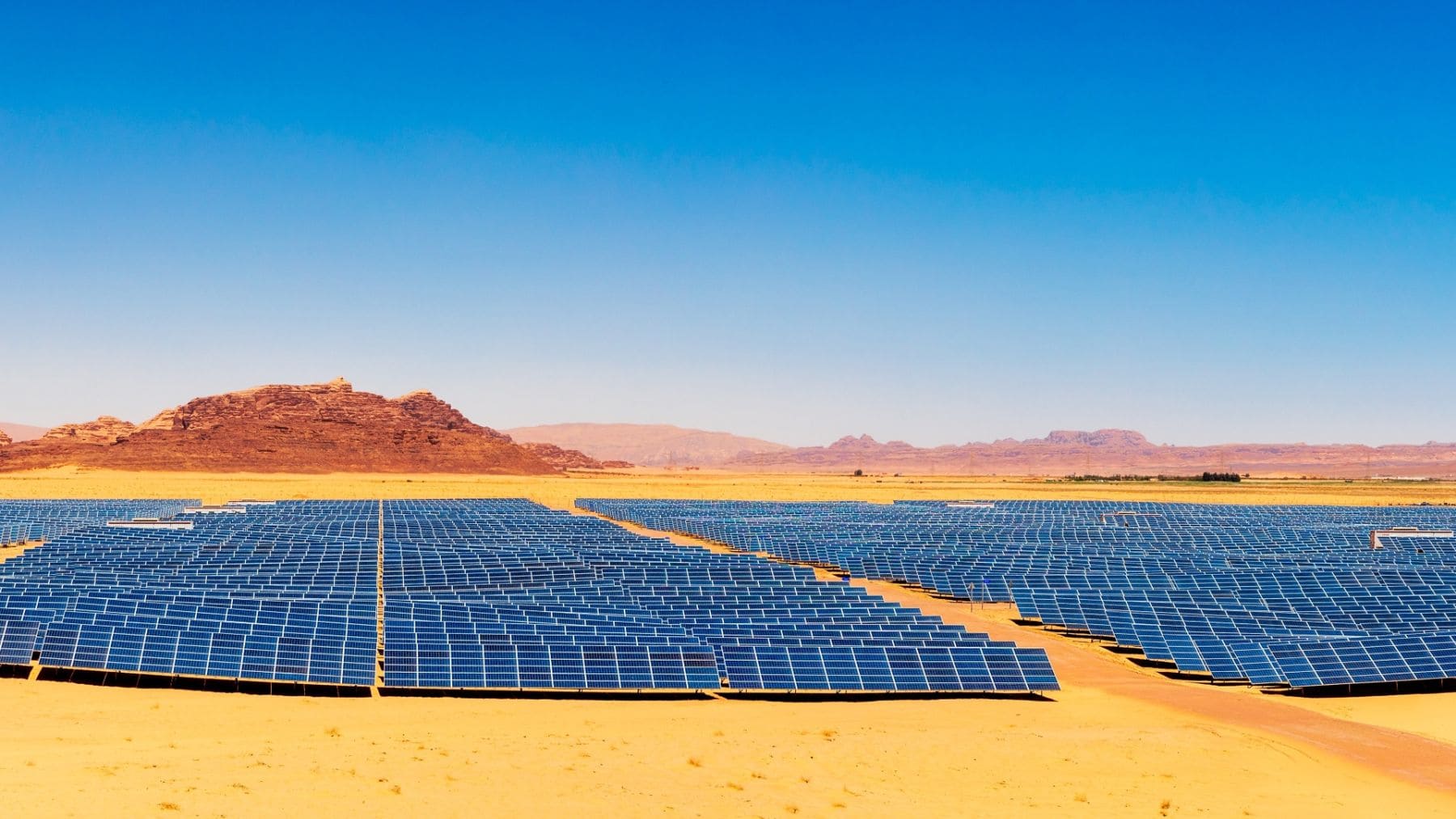 Planta solar en el desierto de Egipto con miles de paneles fotovoltaicos expuestos a altas temperaturas