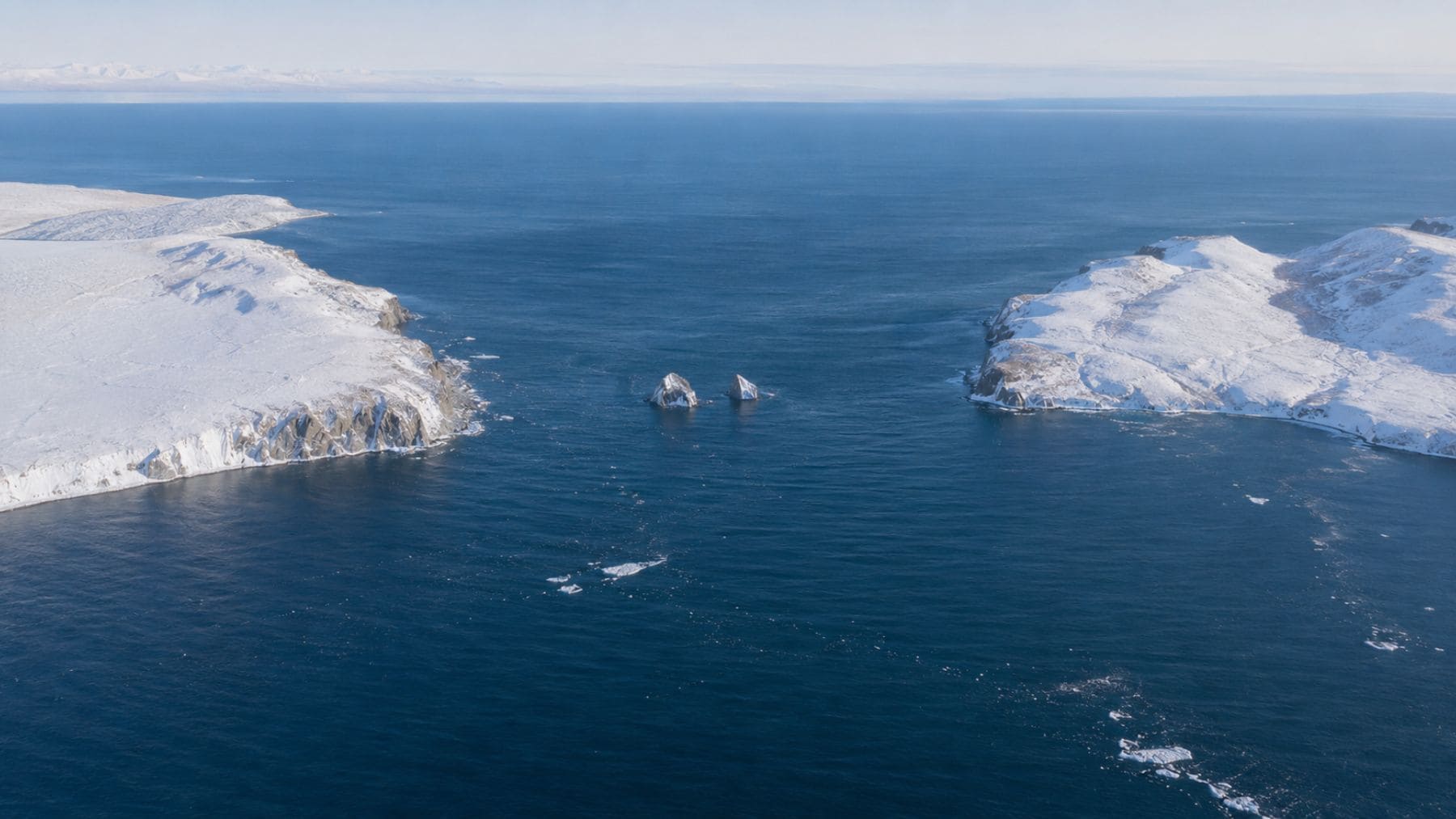 Recreación del estrecho de Bering entre Alaska y Siberia, donde científicos proponen construir una presa para estabilizar la AMOC.