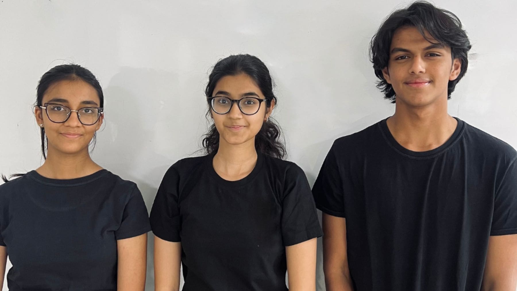 Vivaan Chhawchharia, Ariana Agarwal y Avyana Mehta, creadores de Plas-Stick, un polvo de tamarindo para eliminar microplásticos del agua.