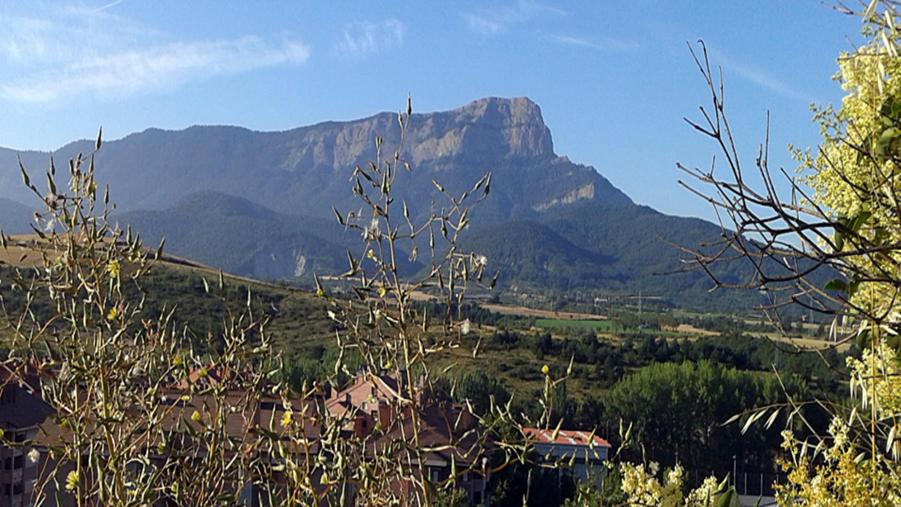 la planta de residuos junto al monte Oroel en el entorno natural de Jaca