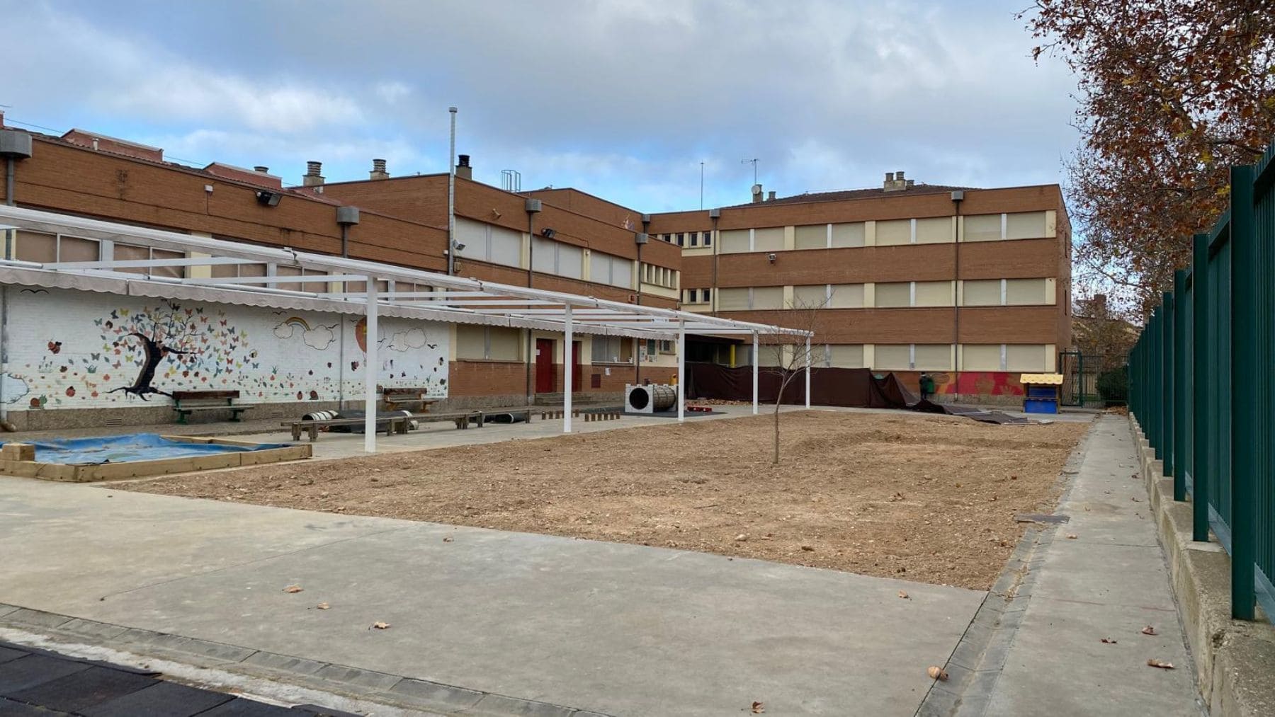Patio escolar renaturalizado en un colegio público de Zaragoza con nuevas zonas verdes y árboles para reducir el calor