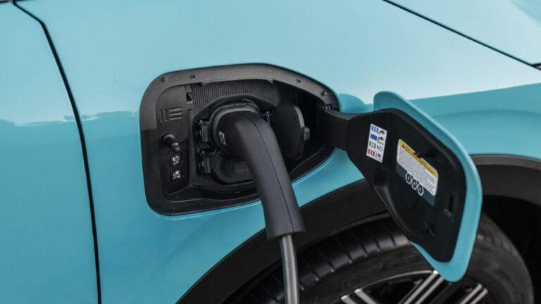 El calor del verano pone a prueba la batería del coche eléctrico