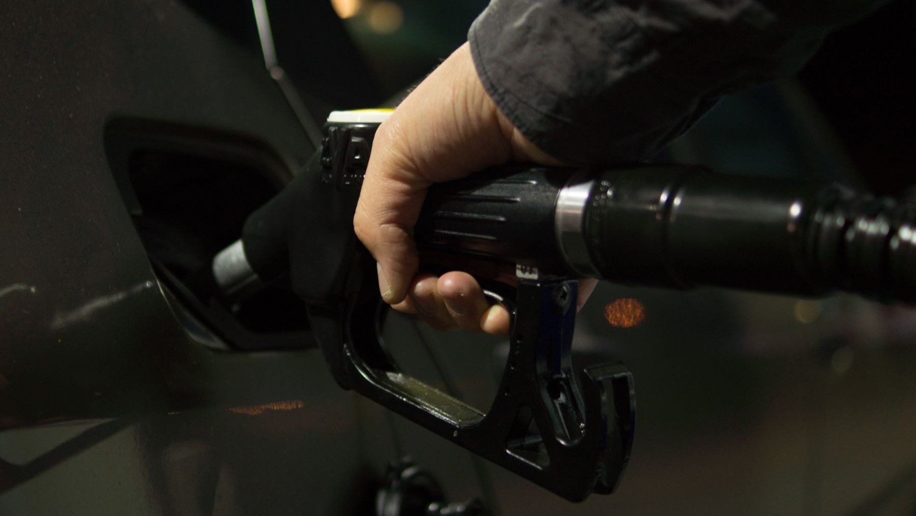 Consumo vigilará las gasolineras que suban el precio del combustible