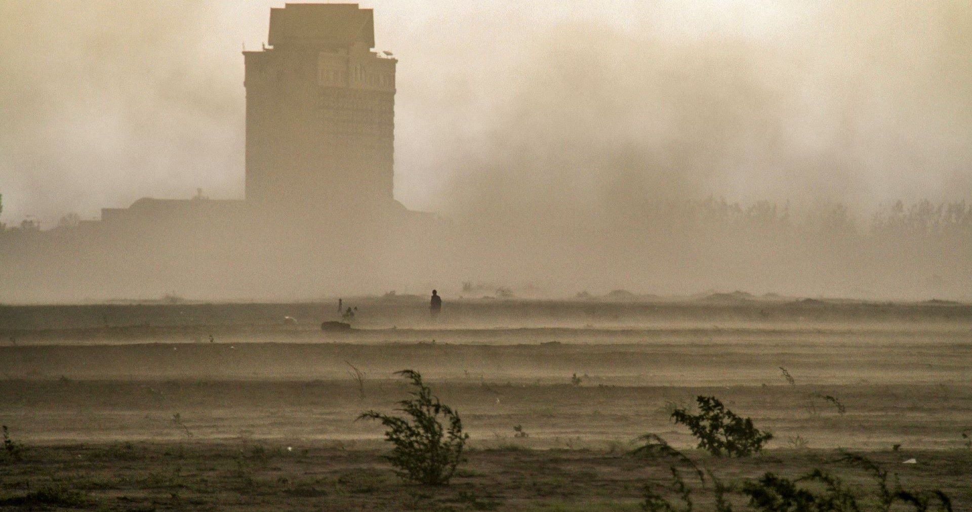 Día Internacional de la Lucha contra las Tormentas de Arena y Polvo 2026 durante una gran nube de polvo