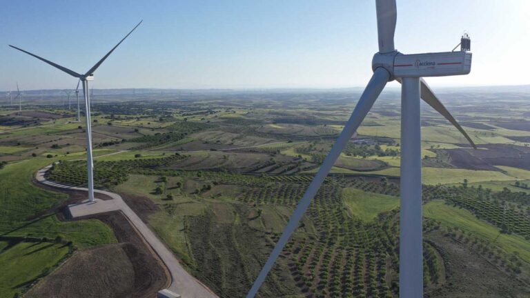 Acciona Energía vende 361 MW eólicos en España por 432 millones de euros.