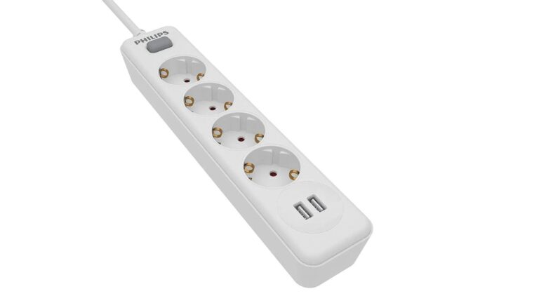 Regleta eléctrica con interruptor utilizada para desconectar aparatos y reducir el consumo durante una ola de calor.