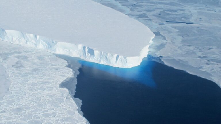 Bloque de hielo en la Antártida Occidental junto al océano, región donde un estudio sitúa un posible punto de no retorno de la capa de hielo.