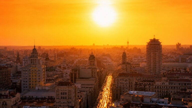 Vista panorámica de Madrid durante una intensa ola de calor que ilustra el efecto isla de calor urbano en las ciudades españolas.