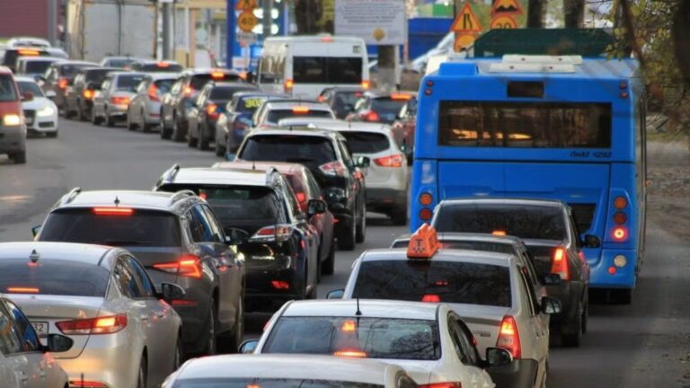 Las emisiones de CO2 del transporte se disparan mientras baja la electricidad en España