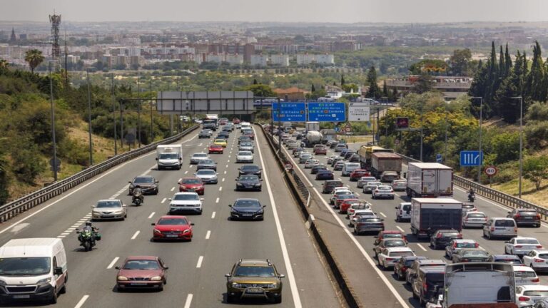 Emisiones de CO₂ por sectores en España: quién contamina más y por qué con tráfico intenso en una autovía.