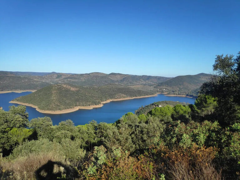 Los embalses españoles encadenan siete semanas de descenso por el calor del verano.