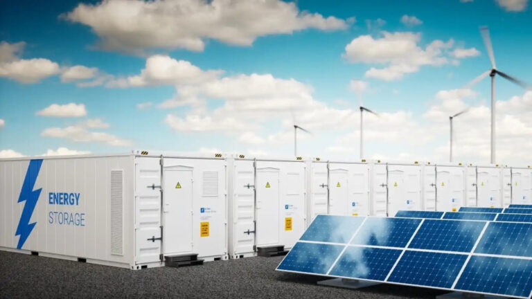 Badajoz impulsa un gran sistema de baterías para almacenar energía solar junto a una planta fotovoltaica.