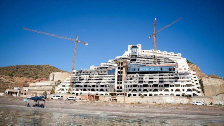 Greenpeace pide iniciar ya la demolición del hotel de El Algarrobico junto a la playa del Parque Natural de Cabo de Gata-Níjar.