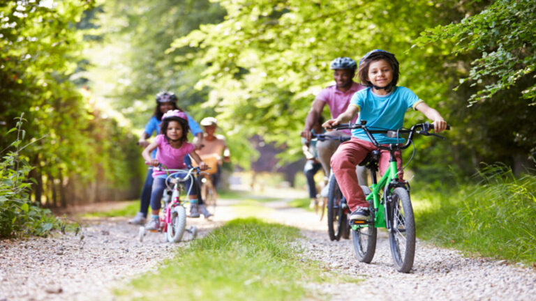 Jóvenes participantes en el programa BiciColef Asturies recorriendo las cuencas mineras.