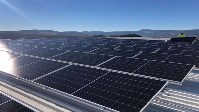 La UIB instalará energía solar para cubrir todo su consumo eléctrico con paneles fotovoltaicos sobre las cubiertas del campus.