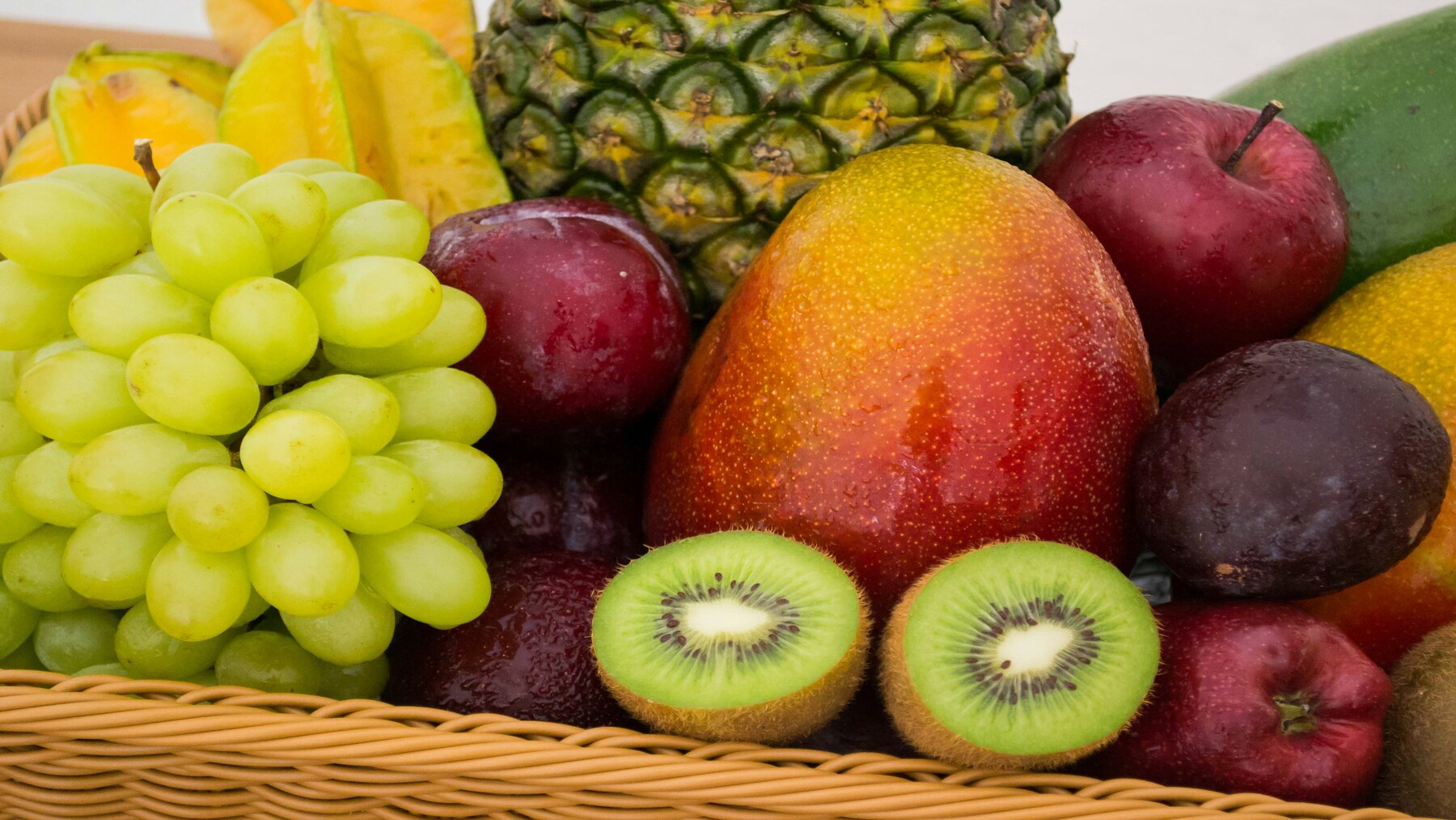 Día Internacional de la Fruta 2026 con frutas ecológicas frescas y de temporada