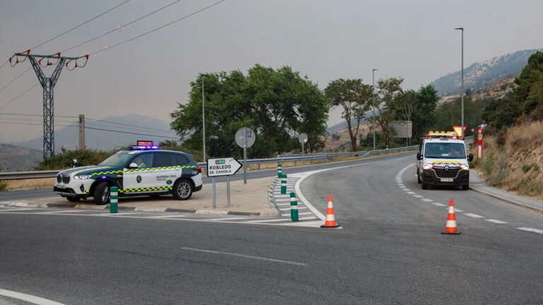 La DGT corta 43 carreteras por los grandes incendios en Madrid, Ávila, Toledo y Castellón