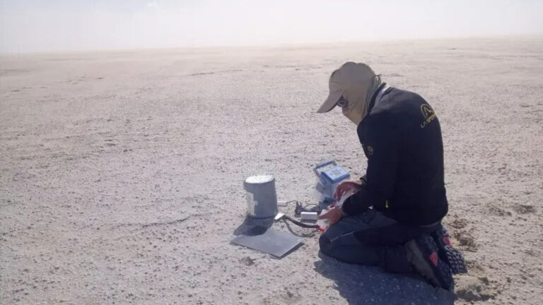 Investigador del CEAB-CSIC mide emisiones de CO₂ sobre el antiguo lecho seco del Mar de Aral durante la expedición científica.