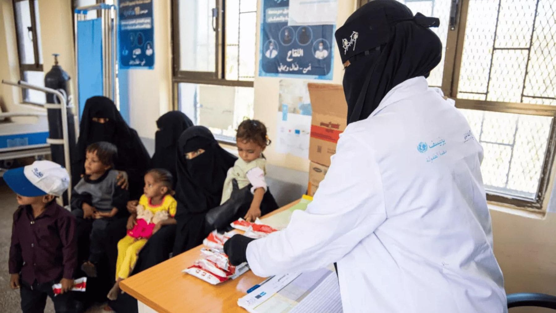 Personal sanitario atiende a mujeres embarazadas y niños en un centro de salud de Yemen durante un programa de apoyo nutricional.