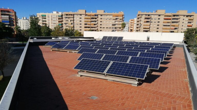 La Puebla de los Infantes y Alcalá del Río regalan energía solar a sus vecinos