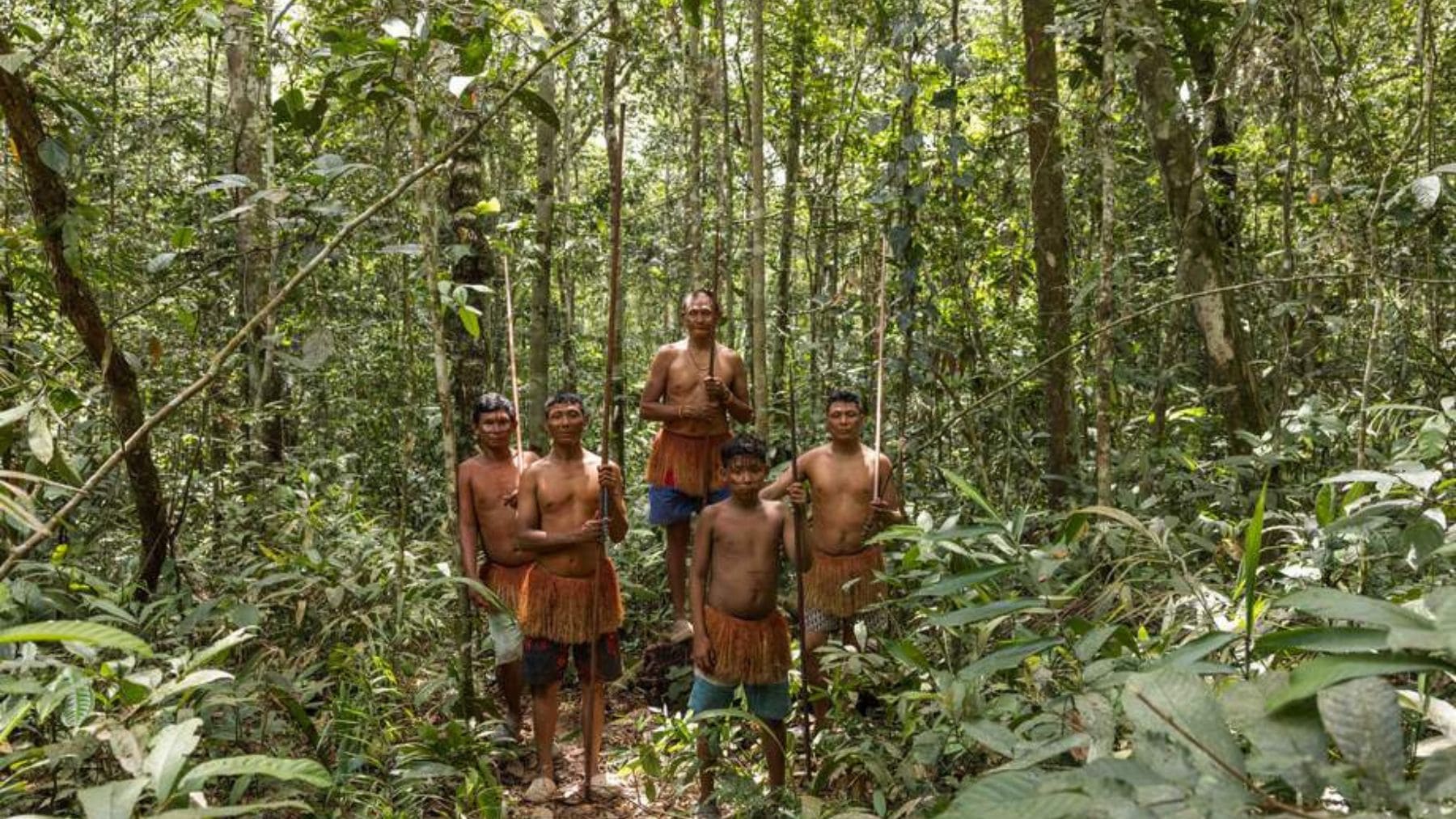 Integrantes de los pueblos indígenas Jiw y Nukak en la selva amazónica de Colombia, afectados por el conflicto armado y el desplazamiento forzoso.