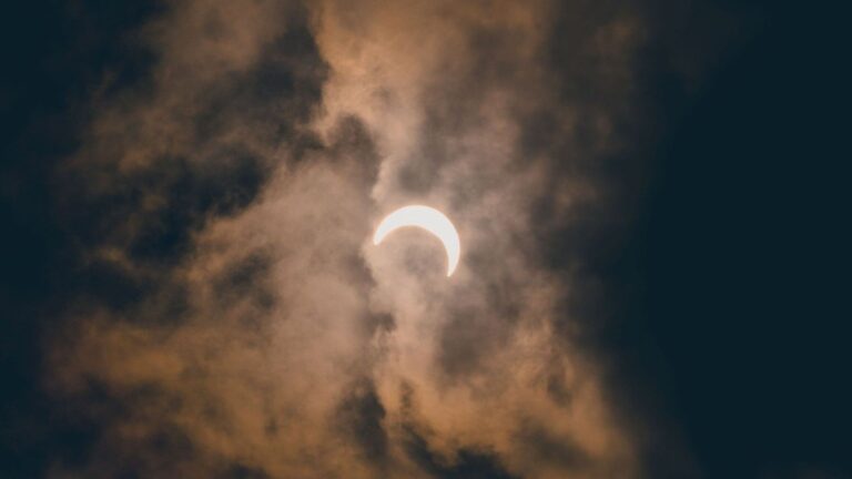 el tiempo para ver el eclipse total de sol del 12 de agosto con previsión de nubosidad de Aemet.