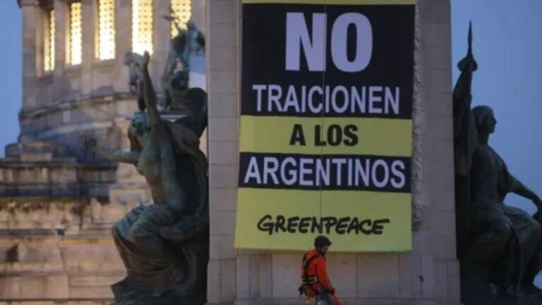 Argentina quiere cambiar las reglas sobre desalojos y tierras quemadas mediante una reforma impulsada por Milei