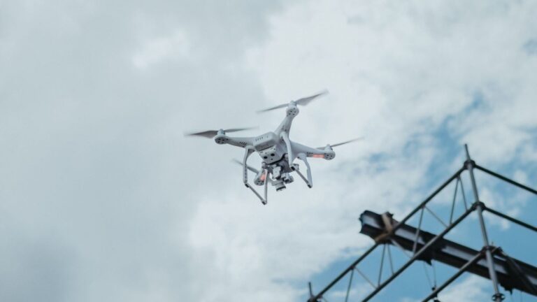 Endesa utiliza drones para proteger a las aves de las líneas eléctricas en Málaga con balizas anticolisión