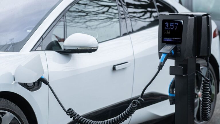 Cómo pedir las ayudas Auto+ para coches eléctricos desde el portal del Ministerio de Industria