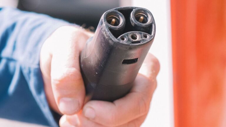 España se juega su industria del coche eléctrico en los puntos de recarga