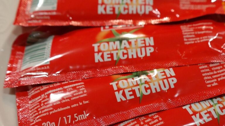 Los sobres de kétchup desaparecerán de los restaurantes en 2030