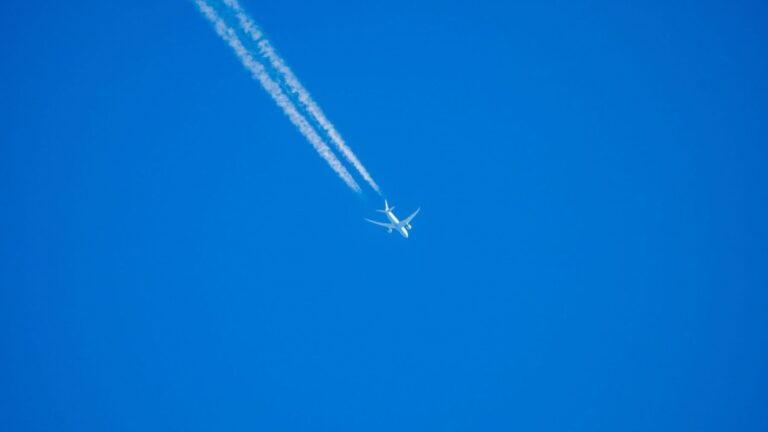 Google usa inteligencia artificial para reducir el impacto climático de la aviación