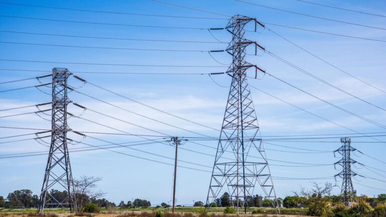 Bruselas aprueba nuevas ayudas para la industria electrointensiva con descuentos en la factura eléctrica.