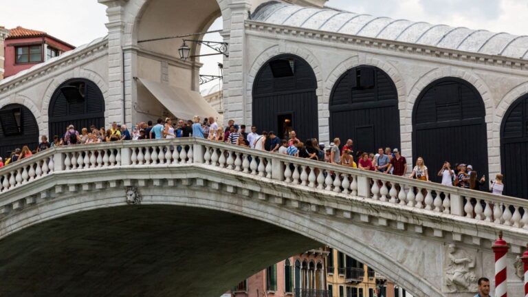 El turismo de masas amenaza los destinos que promete proteger