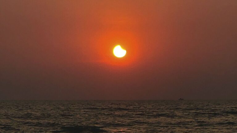 Cómo ver un eclipse solar sin dañar los ojos utilizando gafas homologadas