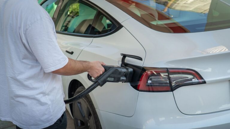 Las ayudas para comprar un coche eléctrico durante el proceso de adquisición en un concesionario