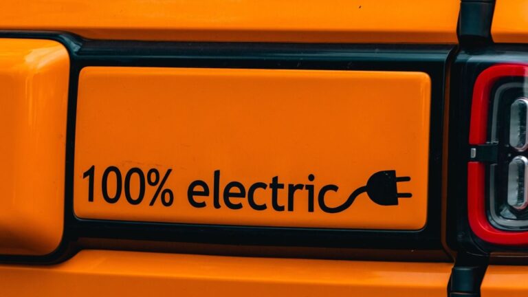 Cuba estrena su primera solinera para coches eléctricos