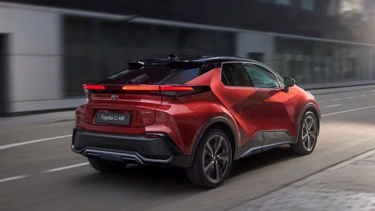 Qué son los coches híbridos circulando en una carretera con tecnología híbrida eficiente