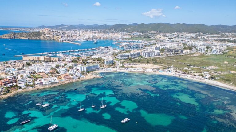 las boyas ecológicas que salvarán la posidonia de Talamanca en la bahía de Ibiza.