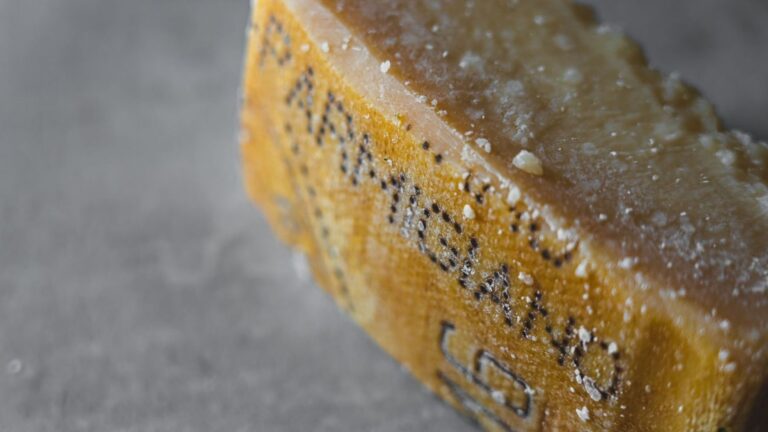 El calor extremo amenaza la producción de Parmigiano Reggiano
