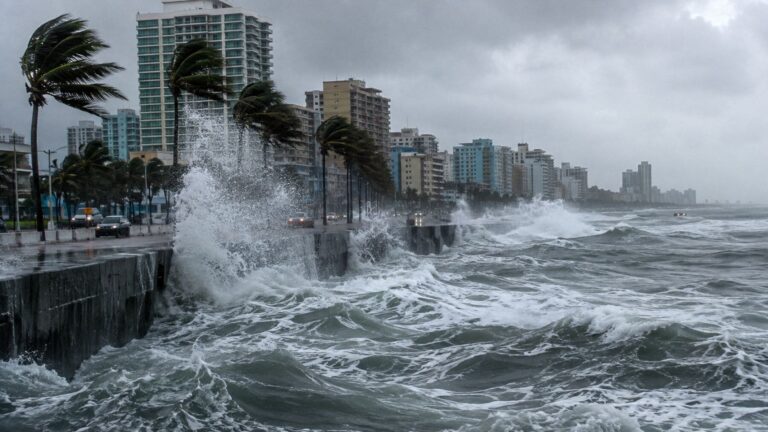 Oleaje golpeando una costa durante un temporal, reflejo del impacto del calentamiento global sobre los océanos y el aumento del nivel del mar.